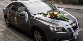 Bouquet de fleurs sur voiture pour un mariage