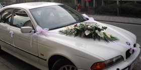 Fleurs sur les véhicules pour les mariages