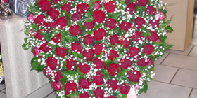 Un énorme coeur de rose rouge