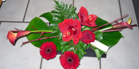 Composition avec des fleurs rouge