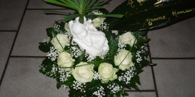 Composition de rose avec décoration d'un bébé