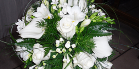 Composition de fleurs blanche